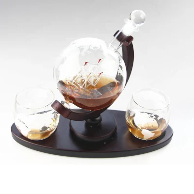 Set di 2 bicchieri e decanter con mappa del mondo Amazon in confezione regalo in legno di pino